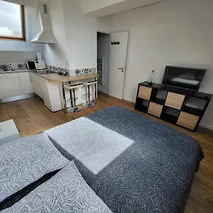 Appartement : Avec Cuisine Et Salle D'eau, Châteaubourg